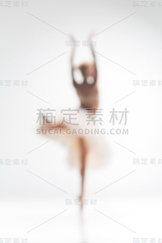 白色背景上芭蕾舞女演员模糊的剪影