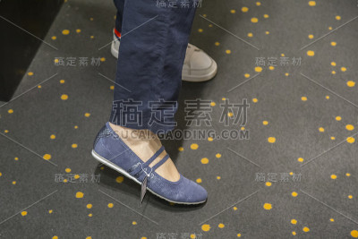 坐着试鞋的女人