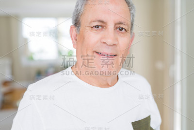 帅老男人微笑自信
