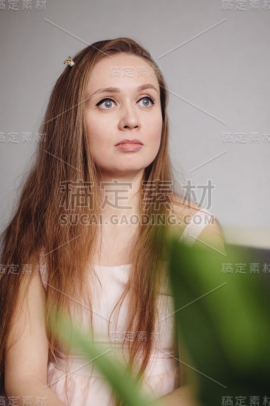 特写自然宁静周到的女人与灰色眼睛和轻化妆