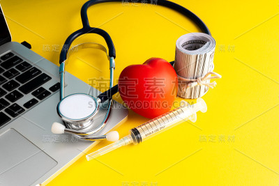 具有医学概念的听诊器和注射器。