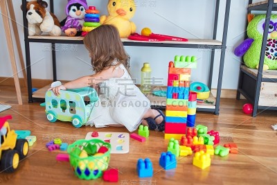 可爱的金发小孩在幼儿园玩很多玩具