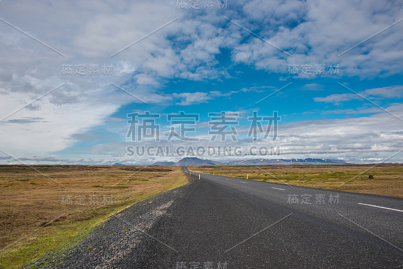 冰岛孤立的道路和山区景观