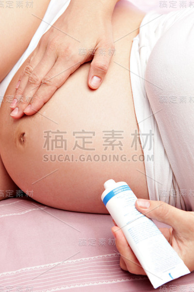 怀孕的女人。