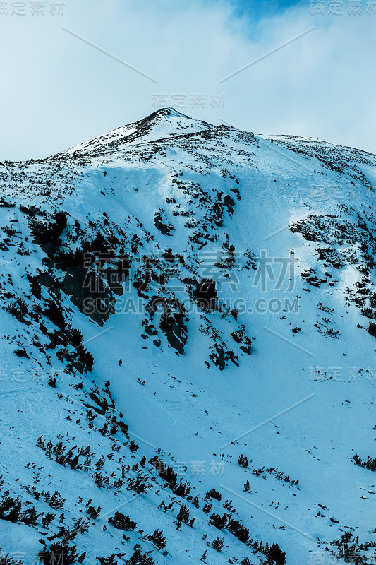 喜马拉雅高山雪峰景观，美丽的自然冬季背景。冰山顶，云天背景。