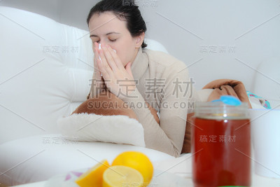 躺在床上的年轻妇女