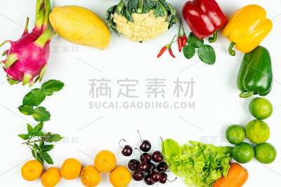 新鲜水果和蔬菜。白色背景上的新鲜生有机蔬菜框架