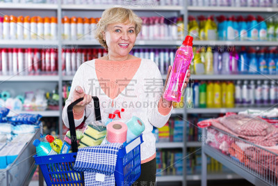 喜女用家居化工用品在篮子里