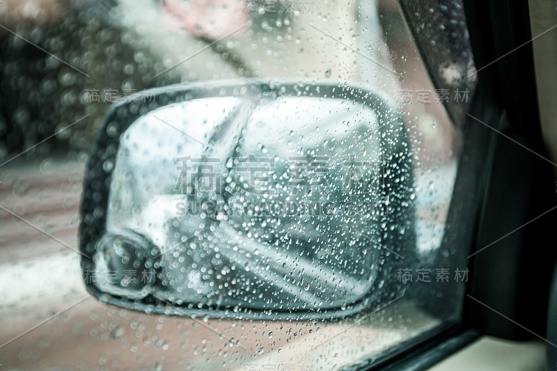 在雨天，模糊的雨滴落在车窗上