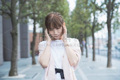 震惊的女人带着悲伤的表情
