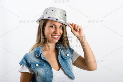 时髦的年轻女人在派对上玩得很开心