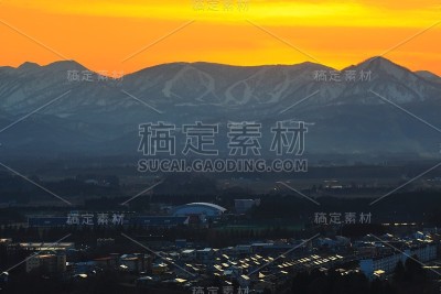 日落和山脉