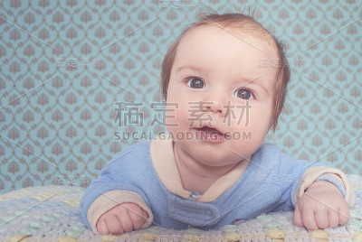 可爱的宝宝和蓝色的主题男孩