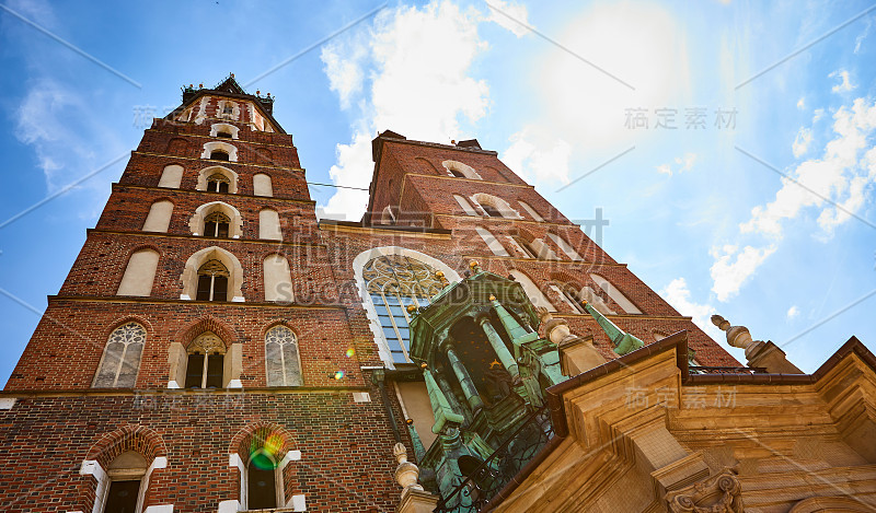 波兰克拉科夫主广场(Rynek Glowny)上的圣玛丽大教堂，在日出时