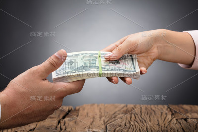 商人向合伙人行贿