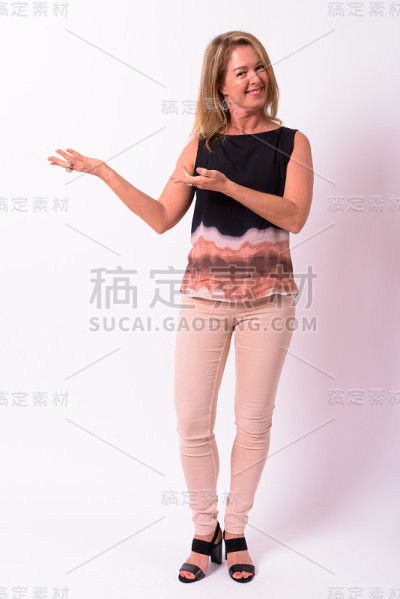 完整的肖像美丽成熟的女商人站在白色的背景