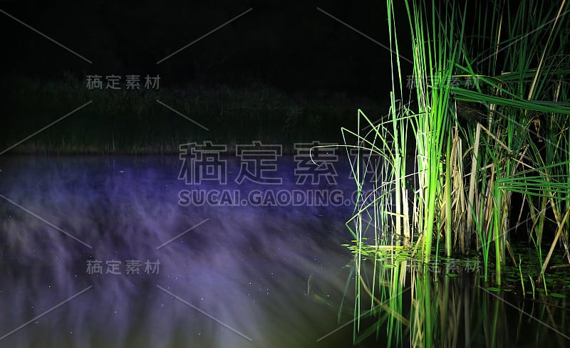 夜间河面有雾