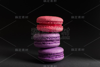 深色背景上的多色杏仁饼干。国际妇女节。法国民族美食。食物。