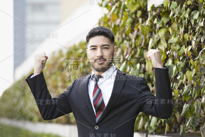 商人举起他的拳头