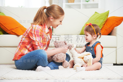 快乐的家庭妈妈和女儿孩子玩玩具泰迪
