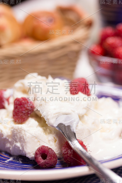 加新鲜覆盆子的凝乳甜点