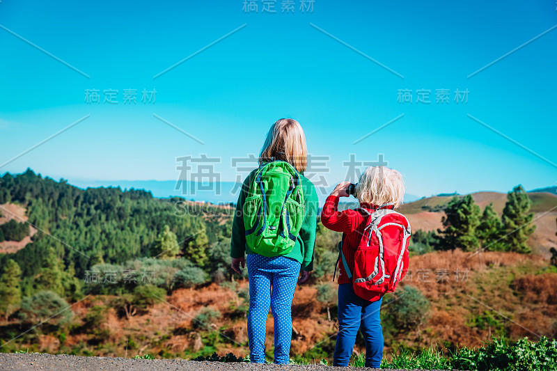 孩子们——两个小女孩——去山里旅行，全家度假