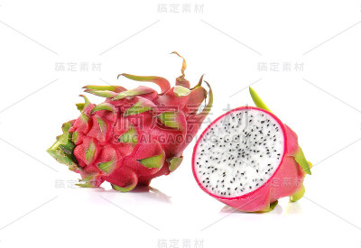 白底上的新鲜火龙果。