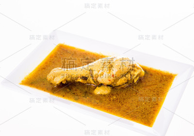 白色背景的咖喱鸡