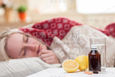 金发生病的漂亮女孩在家休息