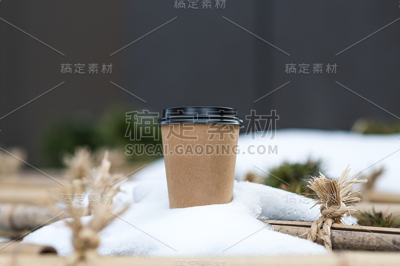 咖啡纸杯在雪里