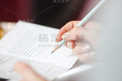 这是一本小册子上女人的笔迹