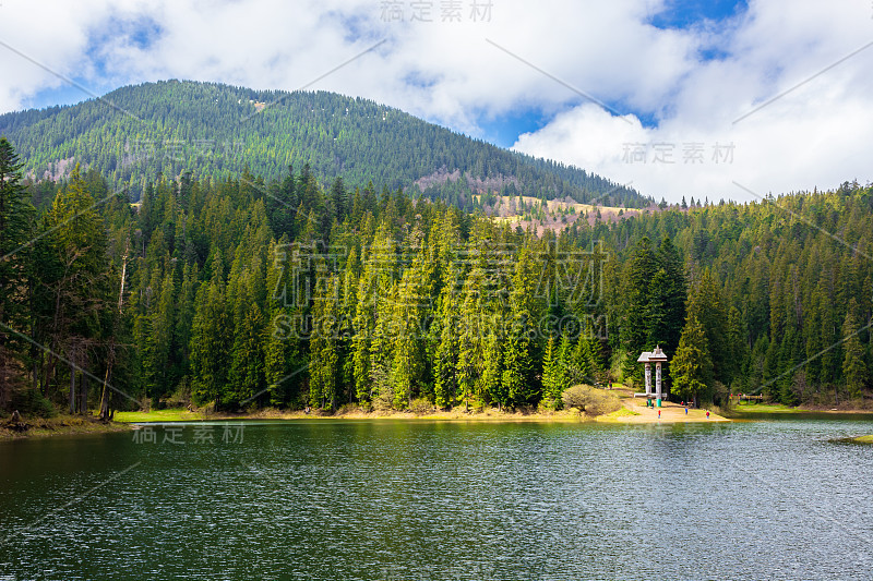 高山山林中有湖