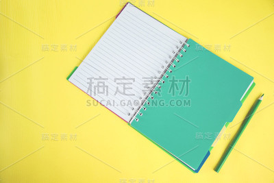 桌上放着笔记本和铅笔