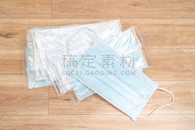 带橡胶耳带的外科口罩。典型的三层外科口罩，用以覆盖口鼻。防止细菌滋生。保护的概念。