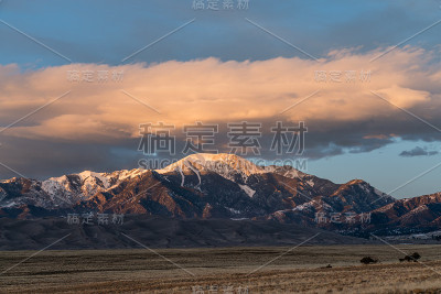 日落在科罗拉多的大沙丘