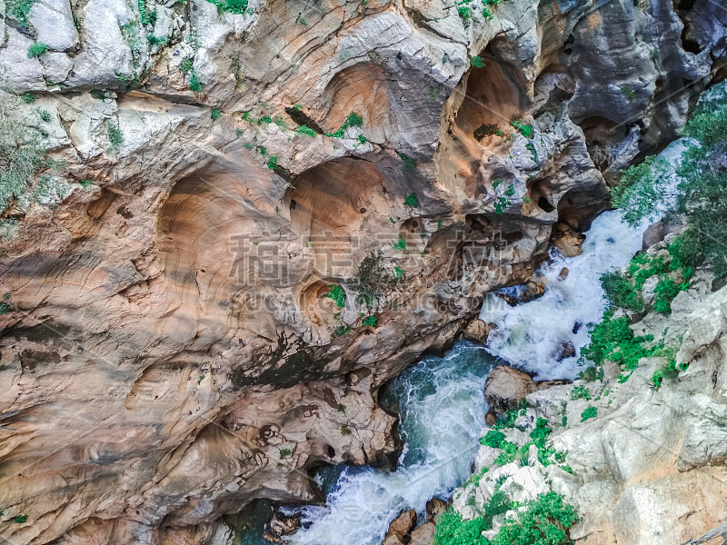 世界上最危险的小径之一“国王之路”(El Caminito del Rey)的广角人行道于2015年