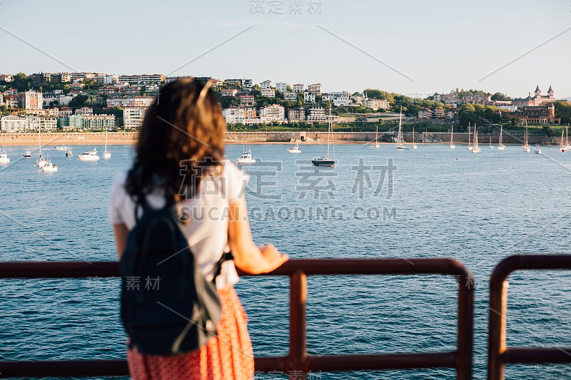 通过一个旅游女孩的眼睛在西班牙的圣塞巴斯蒂安湾