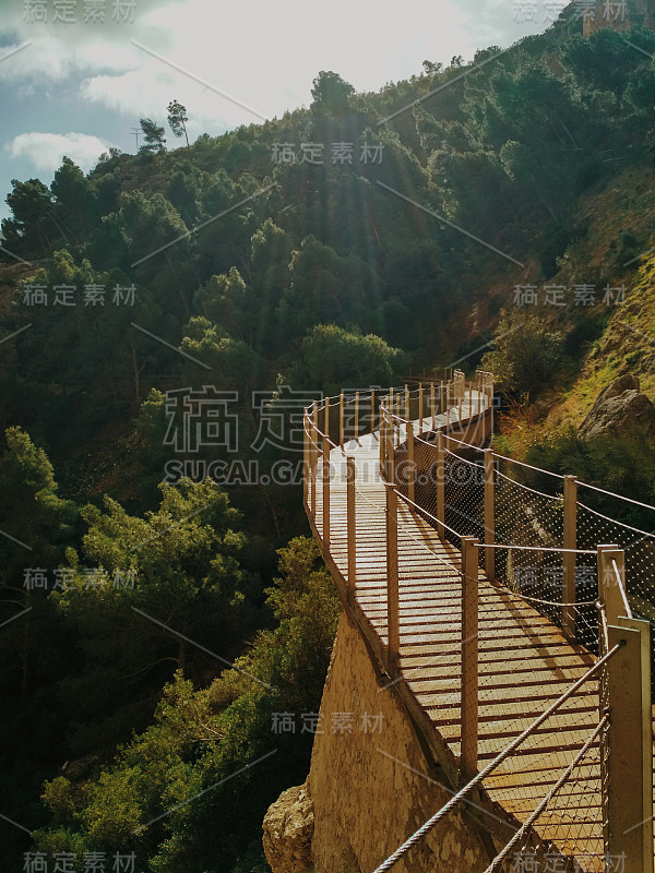 世界上最危险的小径之一“国王之路”(El Caminito del Rey)的广角人行道于2015年