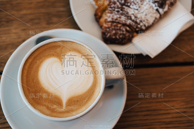 咖啡，拉花艺术和新鲜烤牛角面包