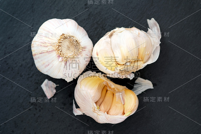 大蒜在一个黑色的背景俯视图。两颗蒜头