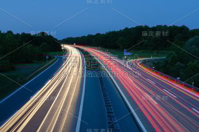高速公路晚上