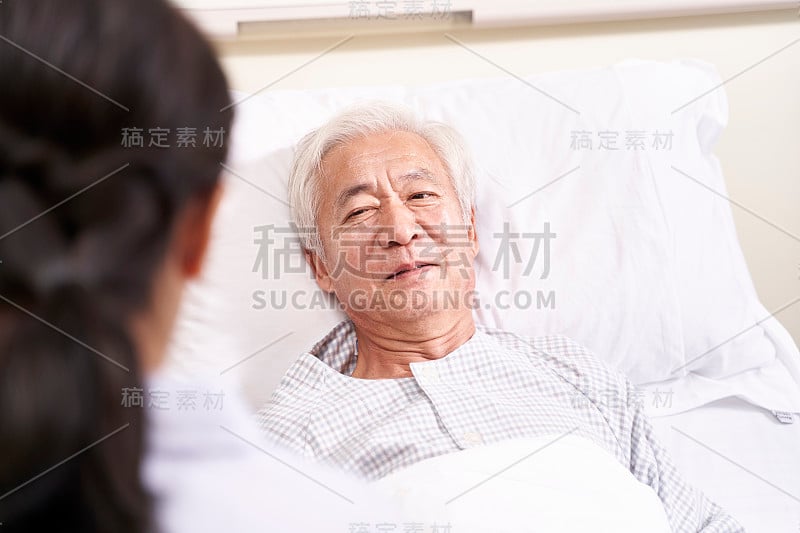 资深亚洲病人与医护人员交谈