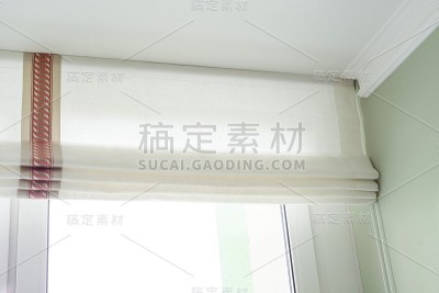 室内有罗马窗帘。由天然轻亚麻，装饰编织。