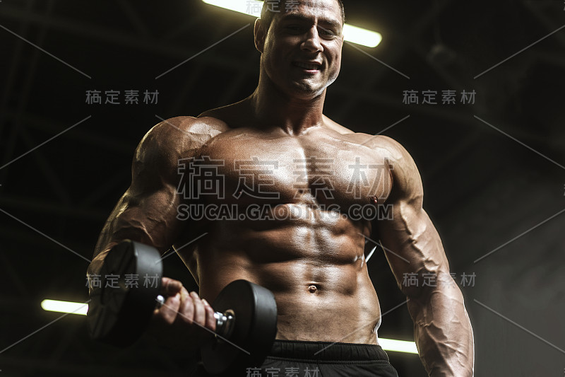 英俊强壮的运动员男子抽肌肉锻炼健身的概念背景