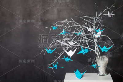 镂空的装饰灯在黑暗中闪闪发光