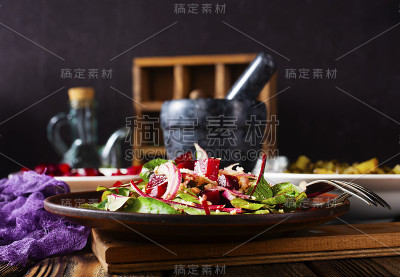 与甜菜沙拉