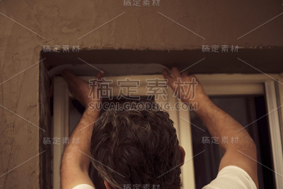 建筑工人抹墙。