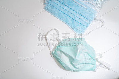 带橡胶耳带的外科口罩。典型的三层外科口罩，用以覆盖口鼻。防止细菌滋生。保护的概念。
