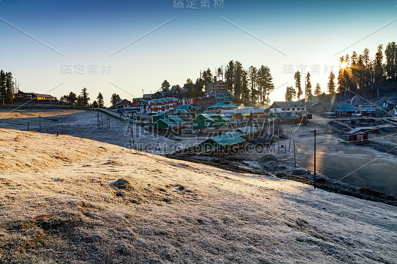 位于喜马拉雅山脚下的酒店和度假村，位于古玛市郊