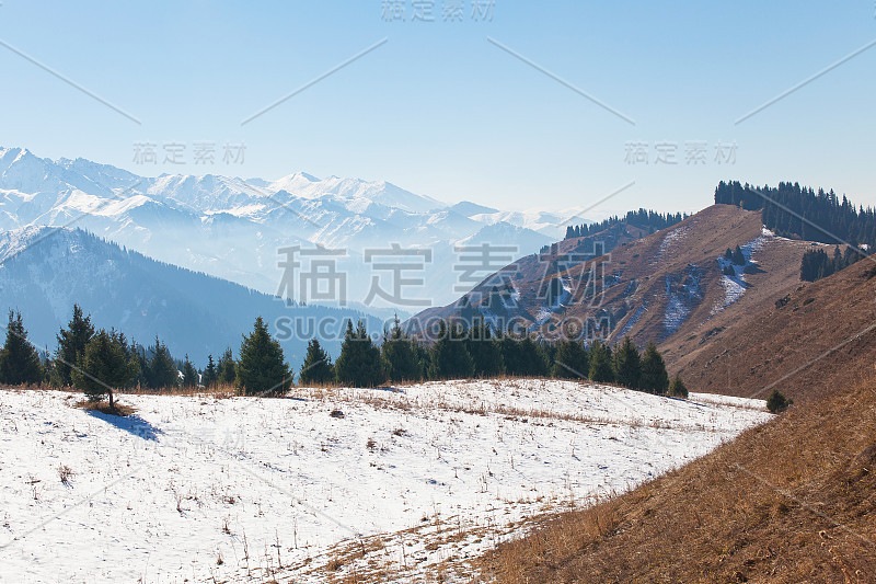 哈萨克斯坦山区的秋天